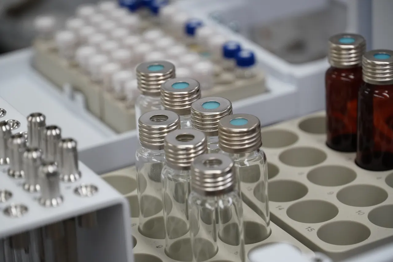 Custom trays hold different kinds of vials for laboratory work.
